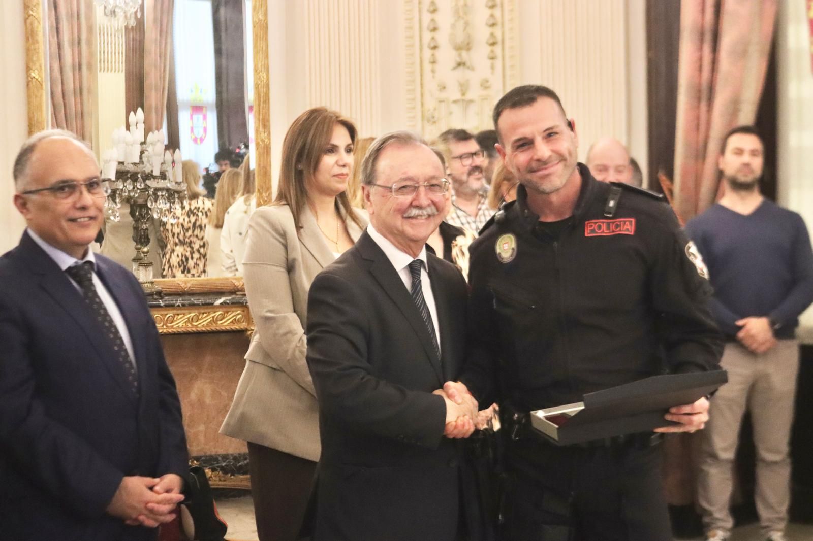Acto de entrega de reconocimientos por el Día del Funcionario en el Salón del Trono