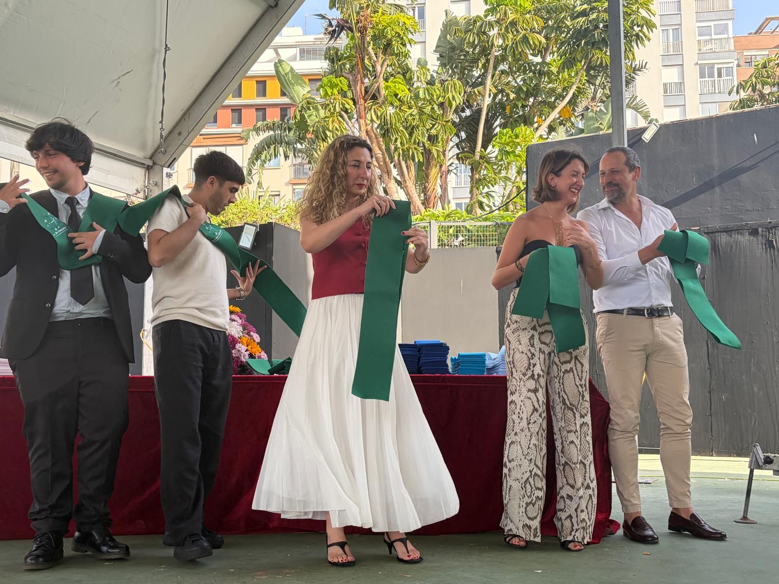 Multitudinaria graduación del Clara Campoamor en el Auditorio de la Marina
