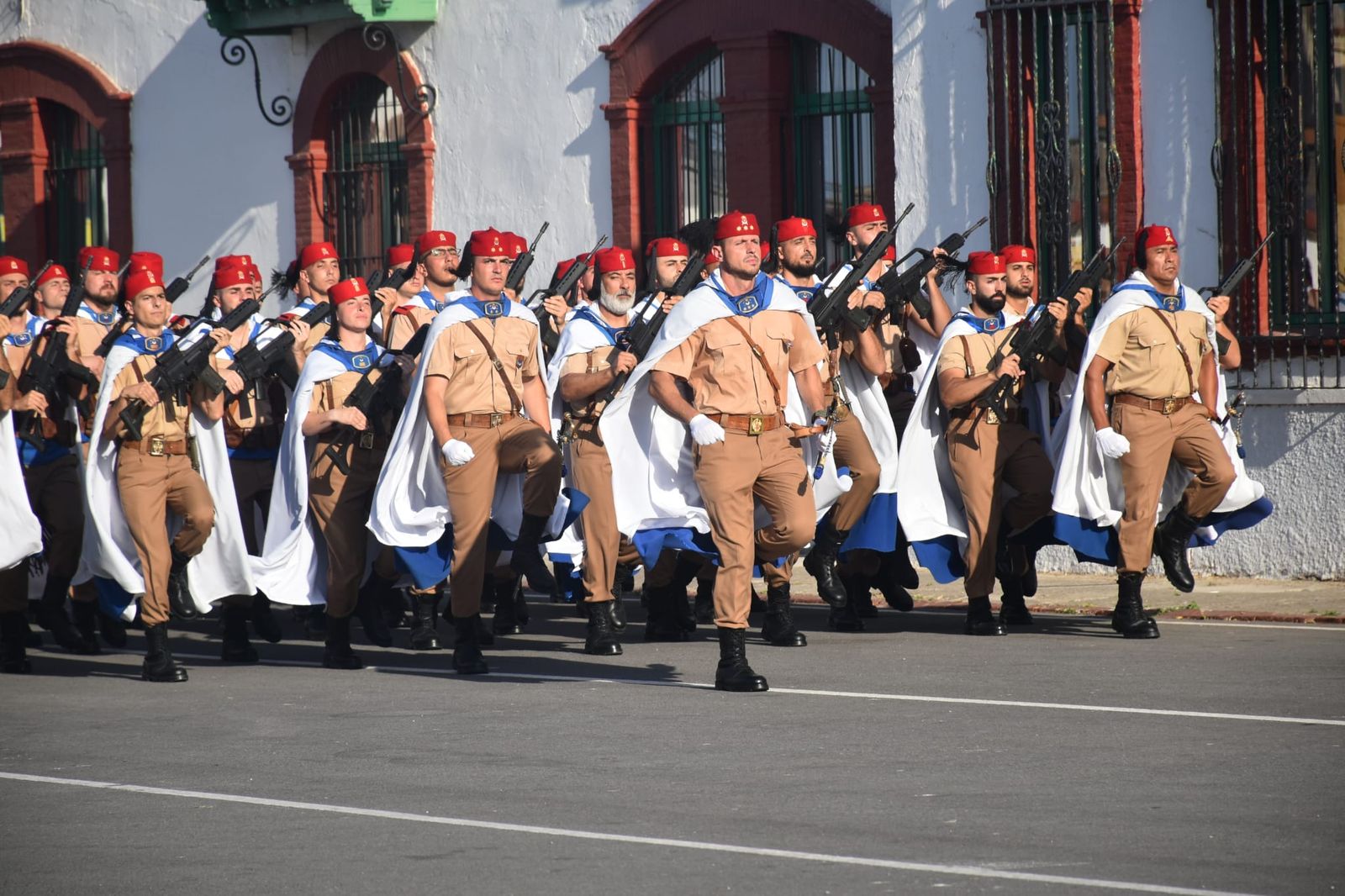 El acuartelamiento González-Tablas acoge una parada militar por el 115 aniversario de Regulares