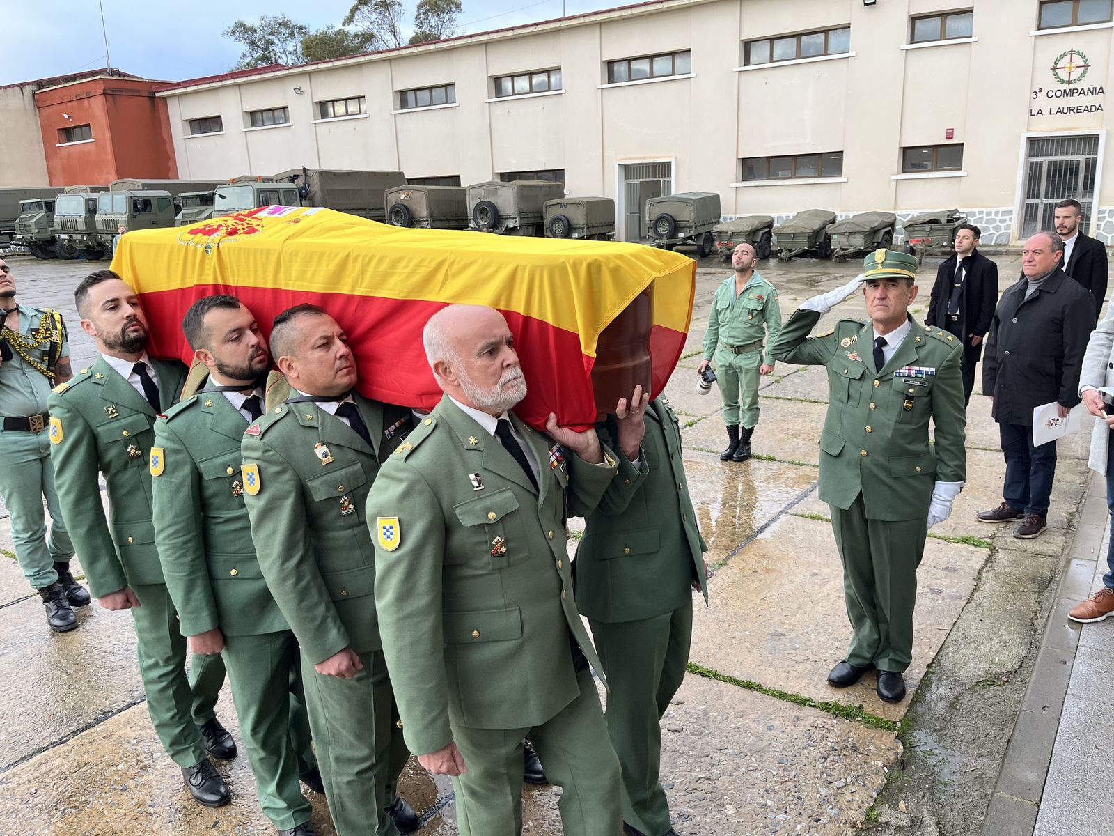El féretro del capitán Álvaro García Jiménez apareció portado a hombros por sus compañeros legionarios
