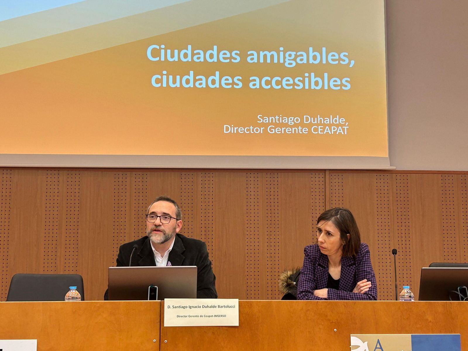 El director gerente de CEAPAT-IMSERSO, Santiago Duhalde, y la psicóloga de la entidad Estefanía del Toro, durante la VII Semana de la Discapacidad de Ceuta