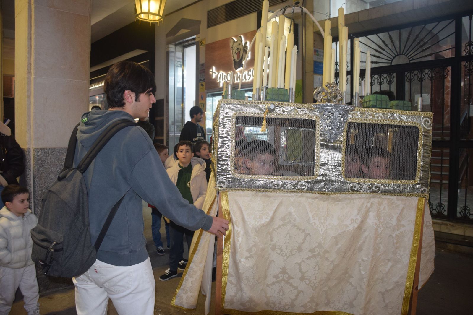 El paso de los niños, listo para procesionar