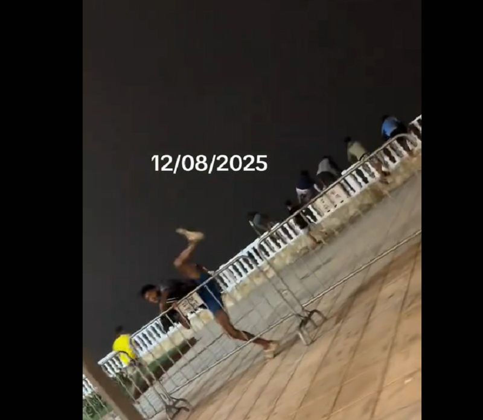 Magrebíes saltando las vallas en el paseo marítimo de Castillejos para intentar alcanzar Ceuta a nado. / FOTO RRSS