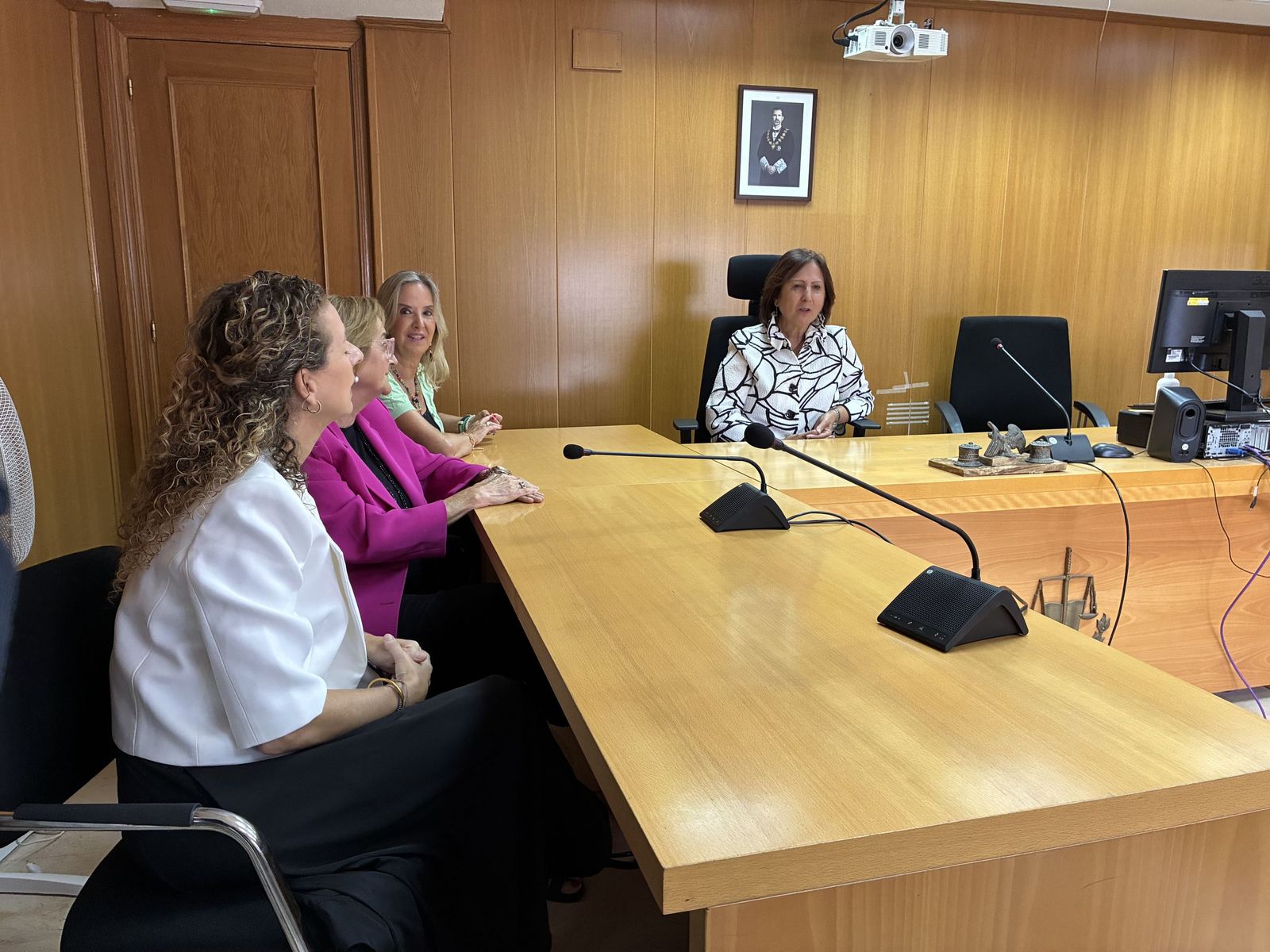 La fiscal general del Estado en la reunión con la Fiscalía