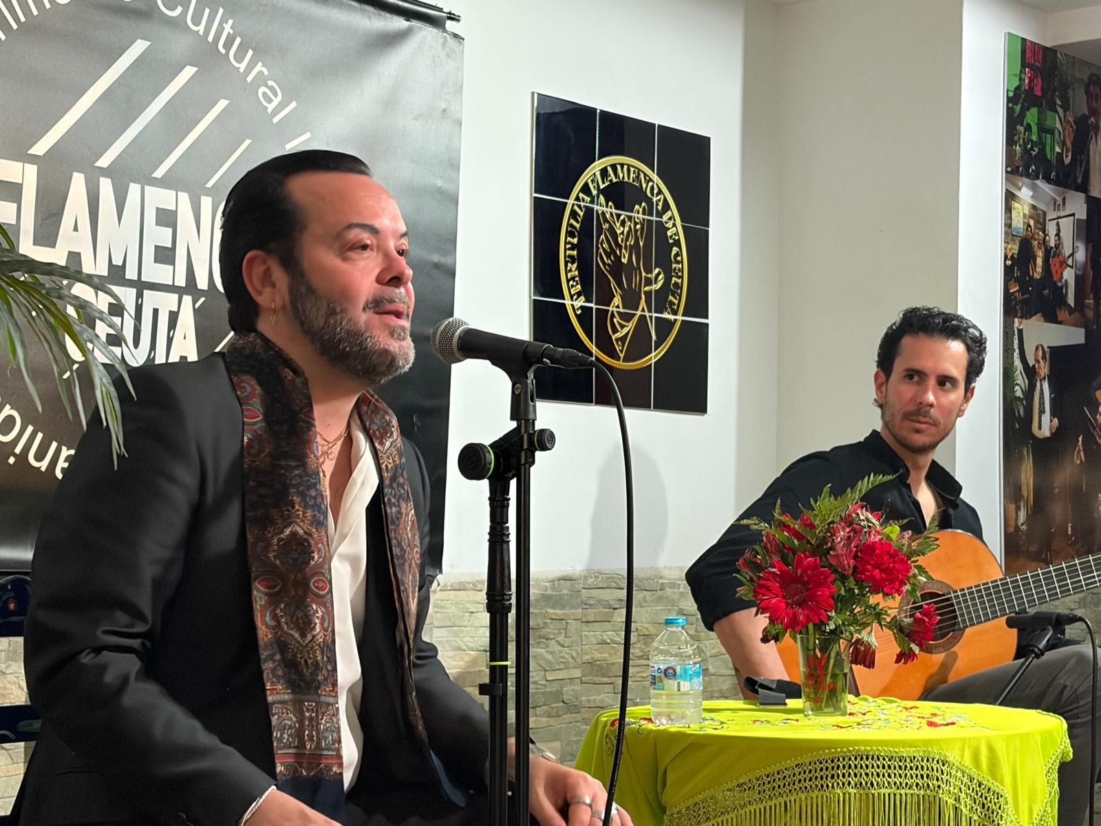 Jaime Candié cantando y Alfonso Calvo a la guitarra.