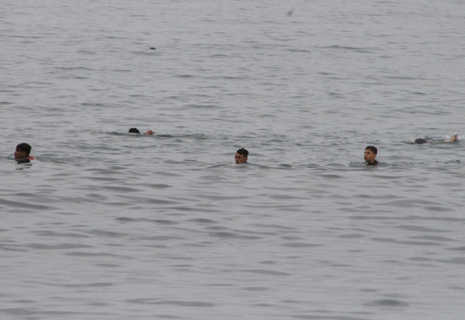 Un grupo de jóvenes trata de alcanzar la costa de Ceuta/FOTO EL PUEBLO