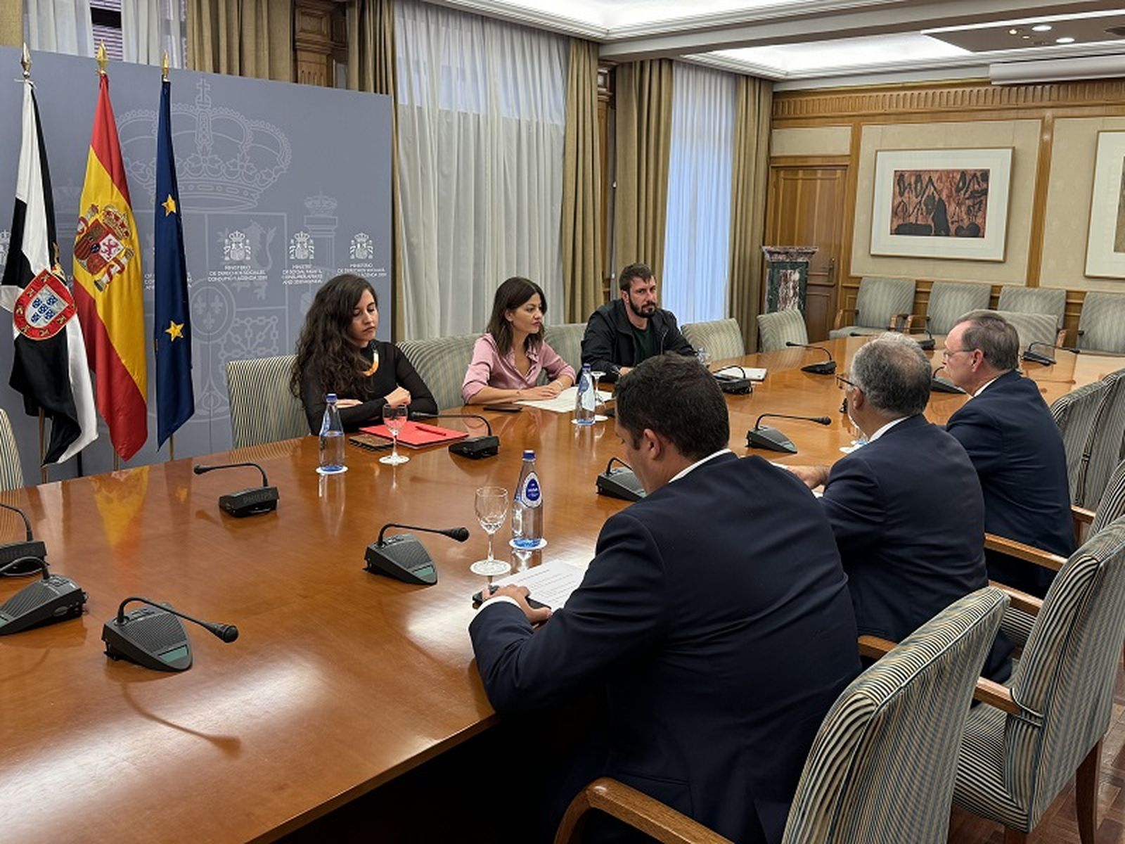 De izquierda a derecha: Ramírez, Gaitán y Vivas durante su reunión con la ministra Sira Rego y su equipo. / FOTO CEDIDA