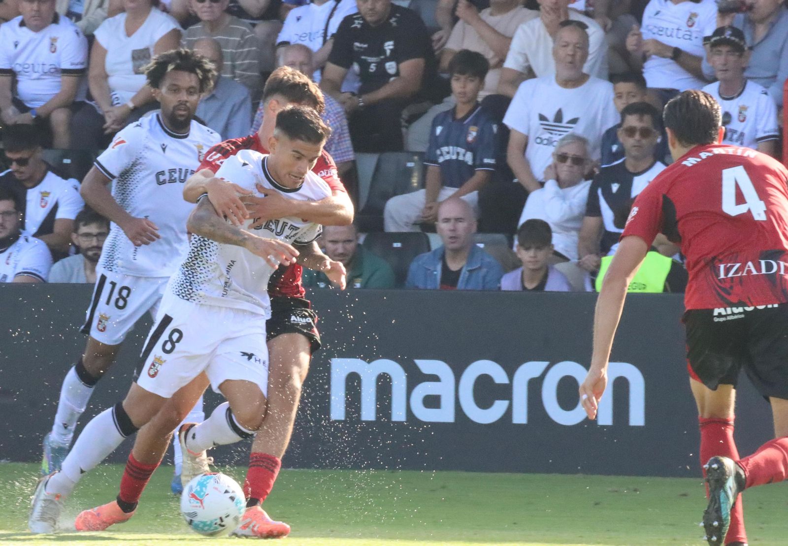 El Ceuta pone la directa ante el Mirandés: resumen en fotos