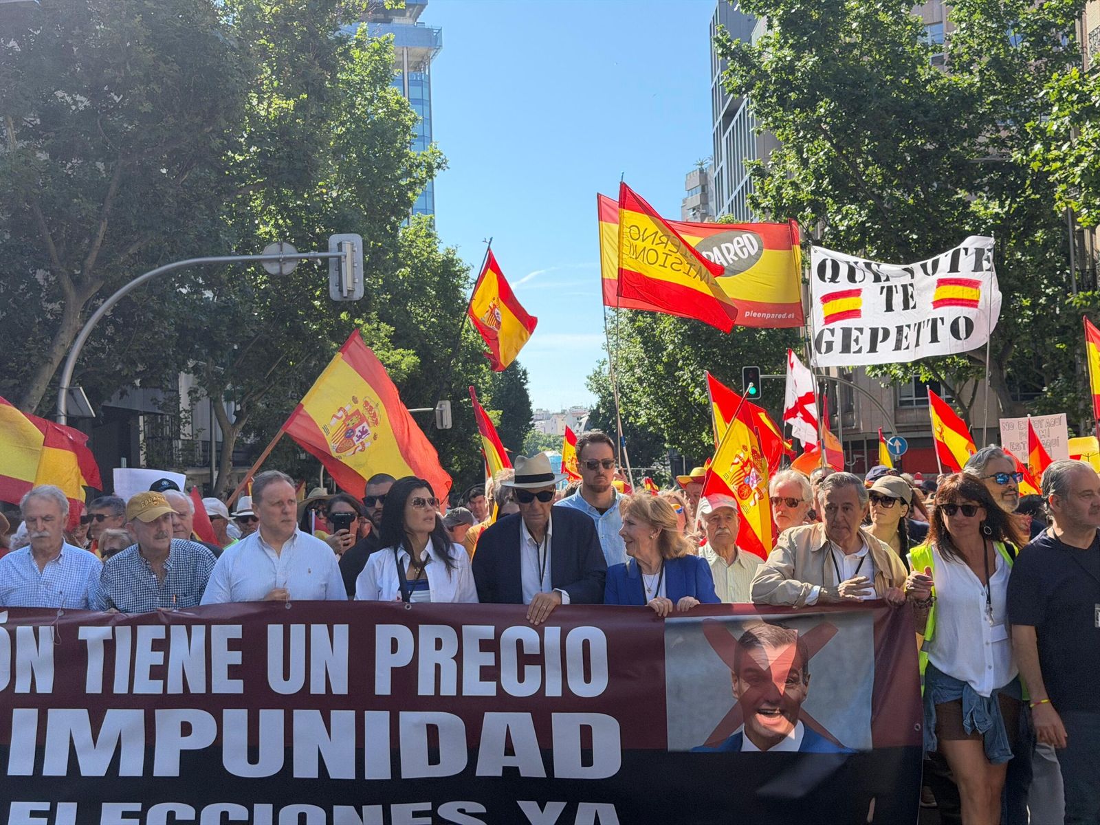 Miles de personas recorren ya el centro de Madrid pidiendo la dimisión de Pedro Sánchez.