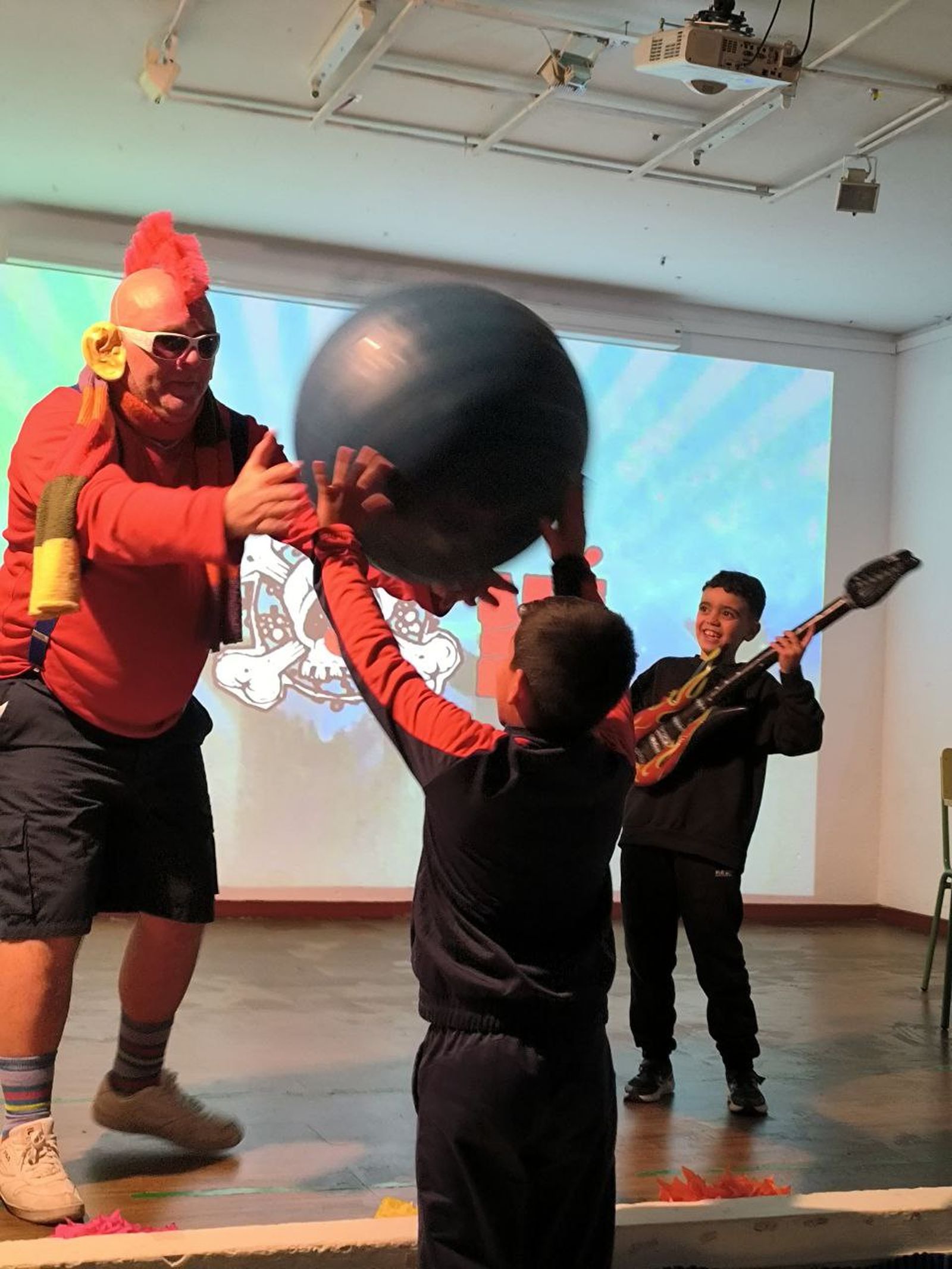 El CEIP Rey Juan Carlos I disfruta con una obra de teatro contra el Bullying en el Día de la Paz