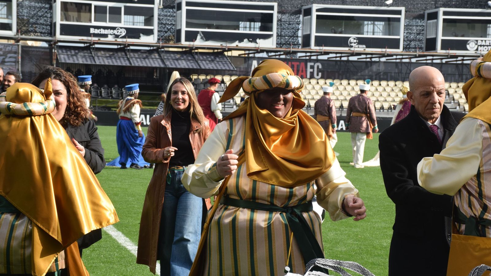 Los Reyes Magos aterrizan en el Alfonso Murube horas antes de la cabalgata