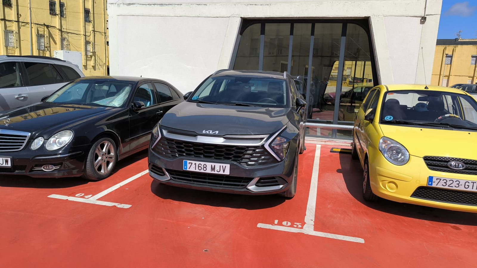 Coches en la zona al aire libre del aparcamiento.