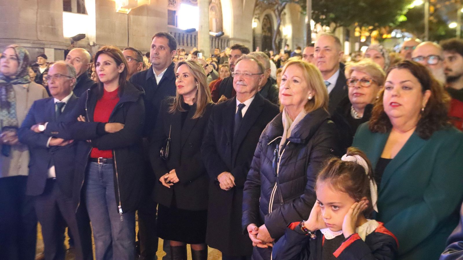 Ceuta da la bienvenida a la Navidad en una noche mágica y llena de luz