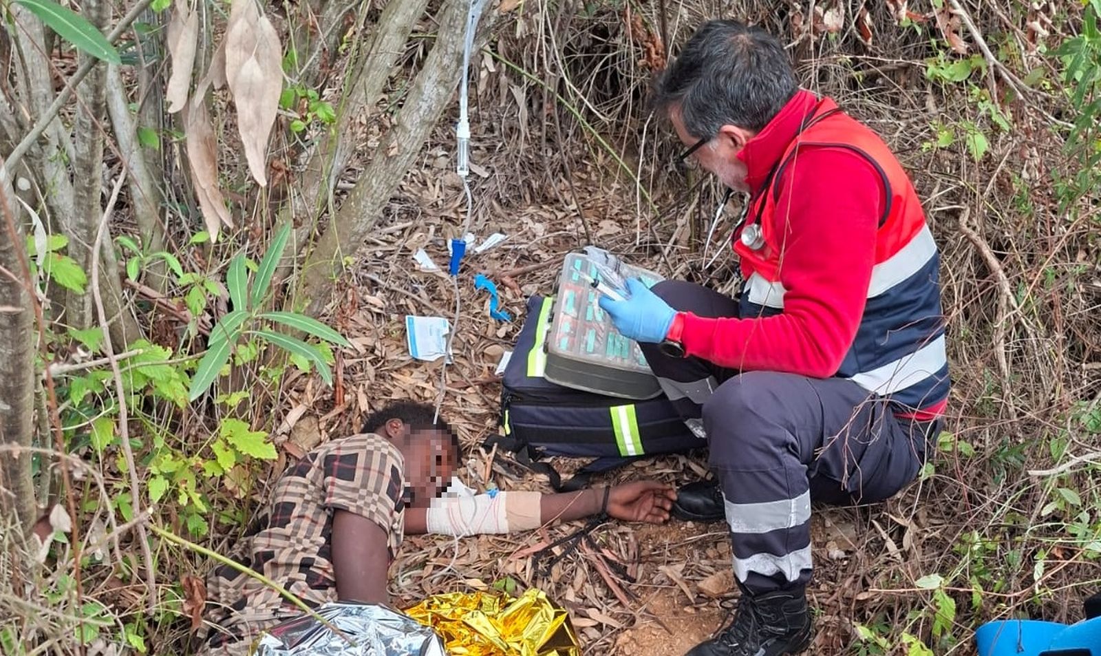 El enfermero del 061 Víctor Ríos atiende al joven sudanés herido tras saltar la valla