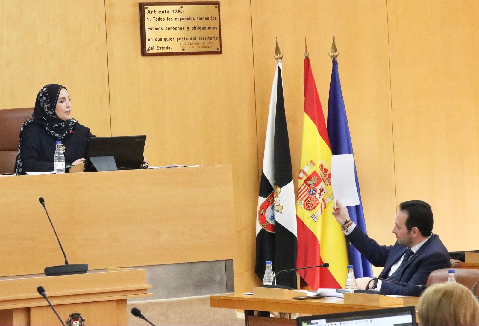 Fátima Hamed (MDyC) y Juan Sergio Redondo (Vox), en un momento del pleno de la Asamblea celebrado hoy
