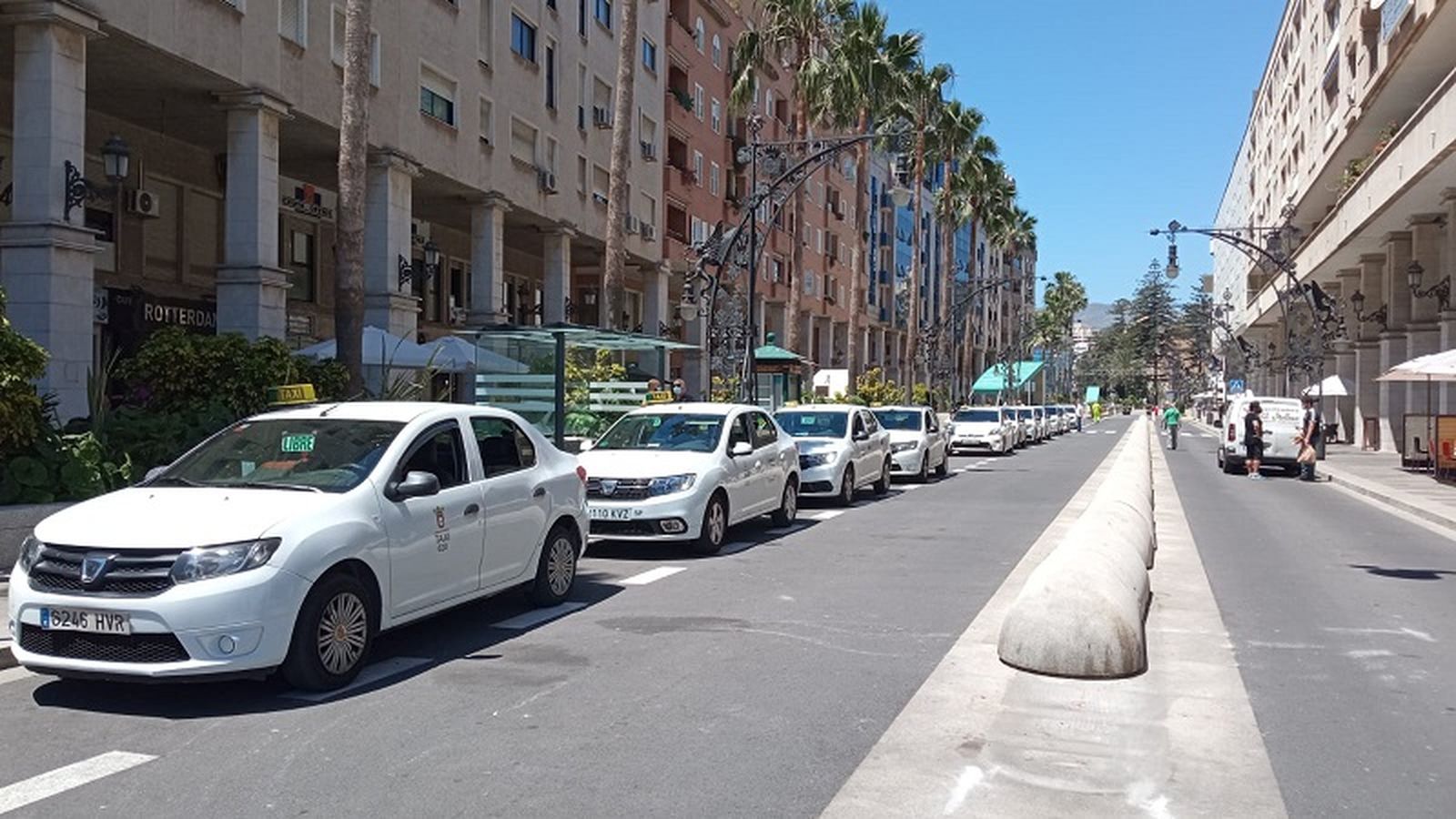 Un grupo de taxis en la Gran Vía. / FOTO REDUAN