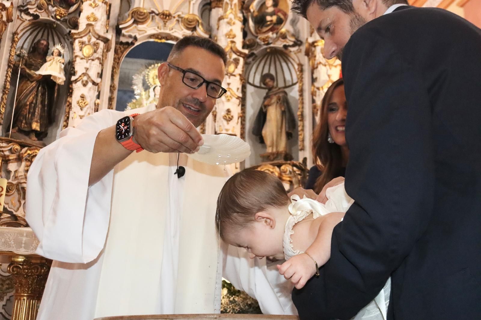 Fabián y Alba reciben el sacramento del bautismo