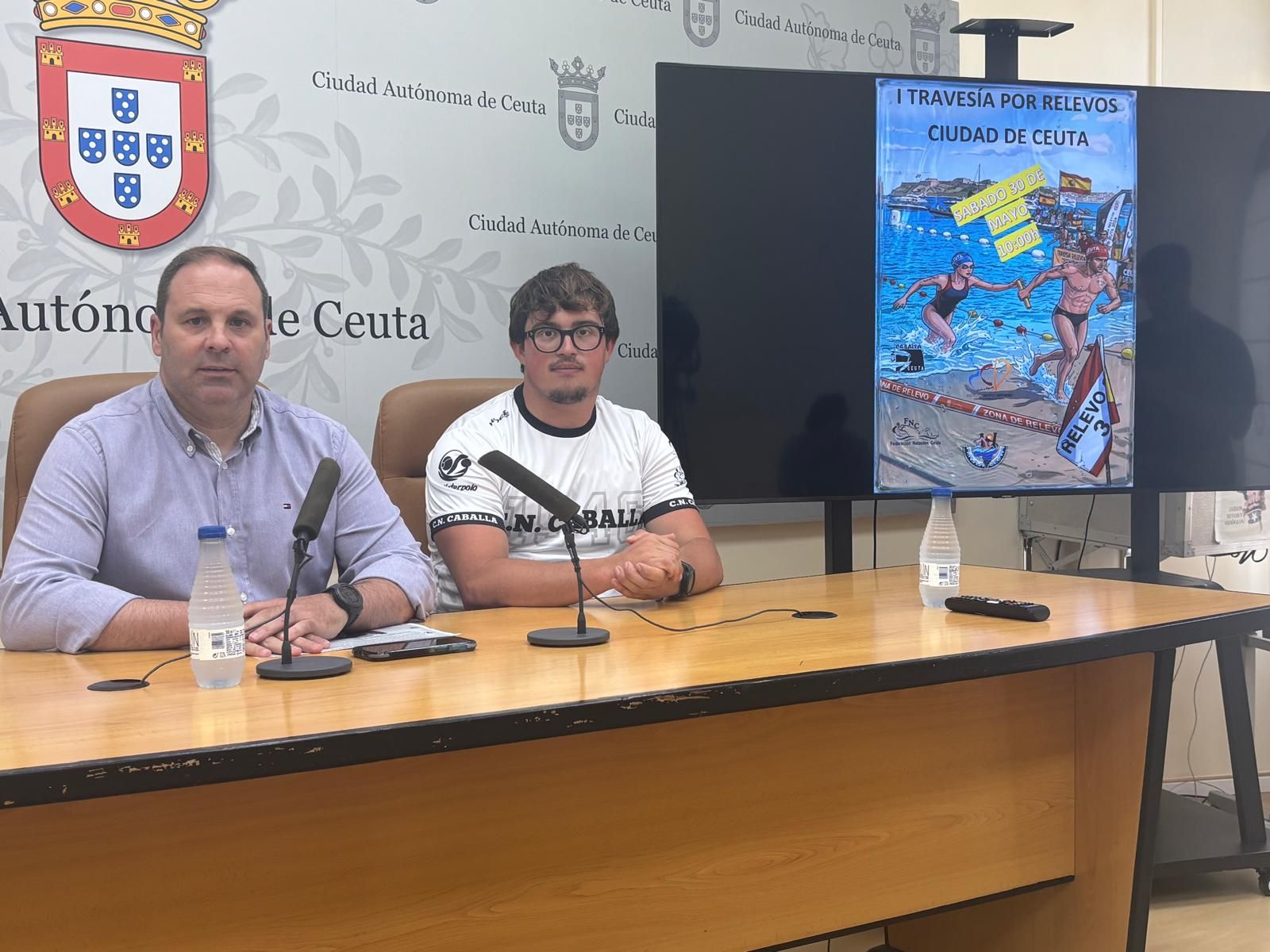 Ceuta lanza su primera travesía a nado por relevos con 32 equipos inscritos