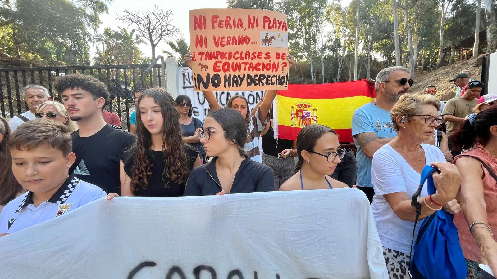 Concentración a las puertas del Centro Ecuestre para protestar contra su uso para la acogida de migrantes
