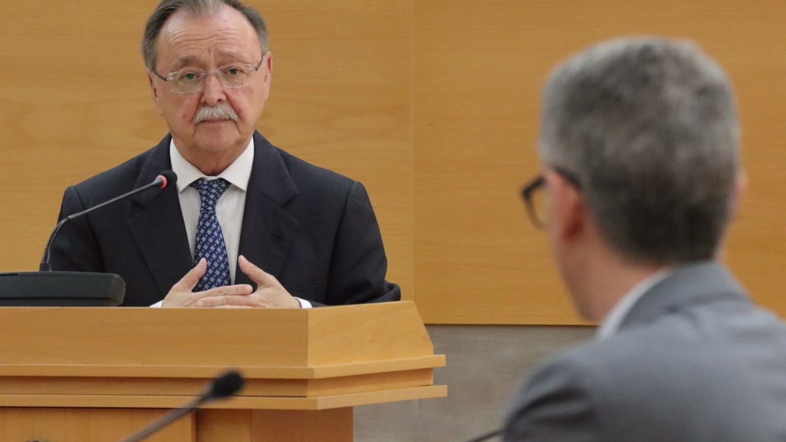 El presidente Vivas se dirige al secretario general del PSOE, Sebastián Guerrero