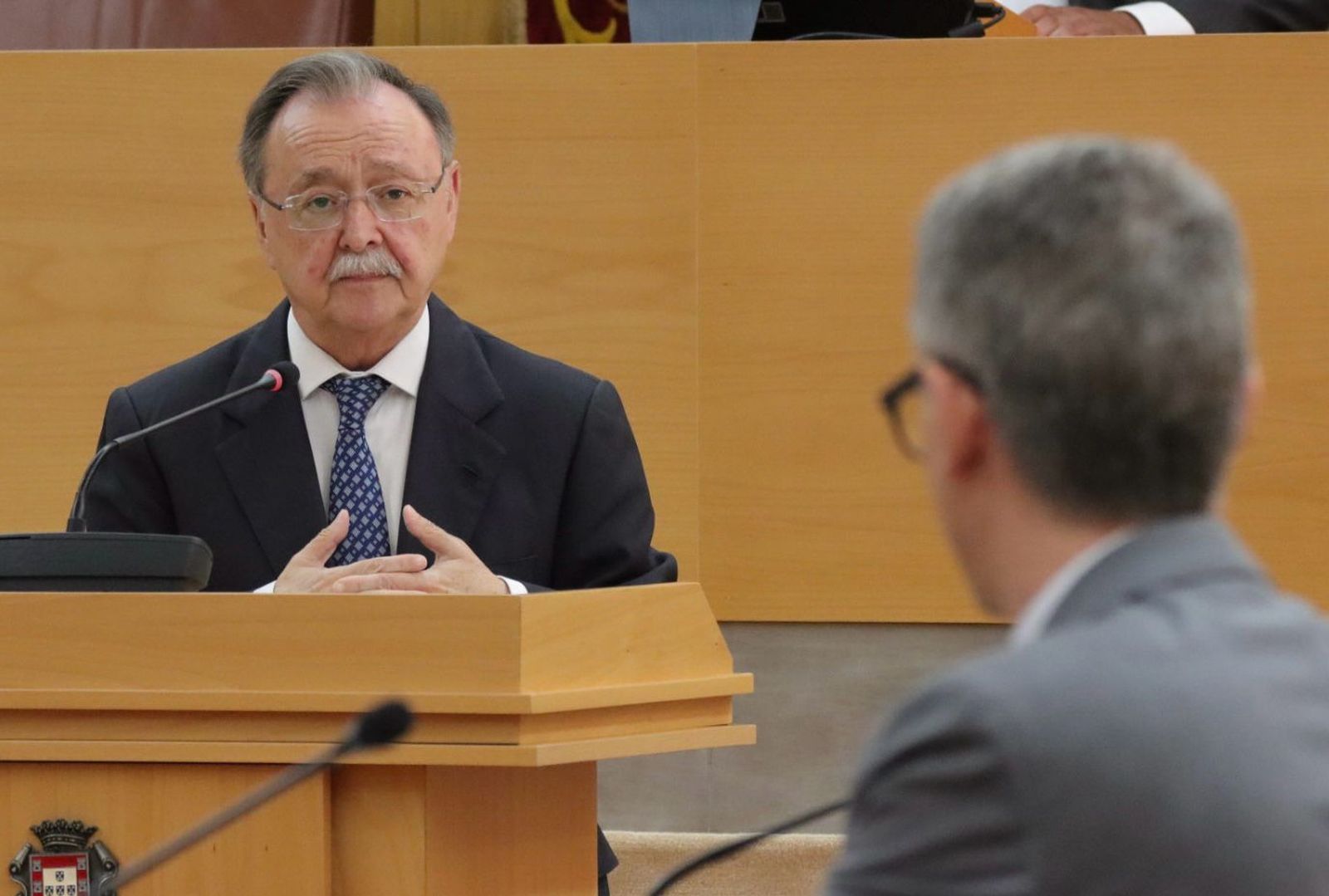 El presidente Vivas se dirige al secretario general del PSOE, Sebastián Guerrero