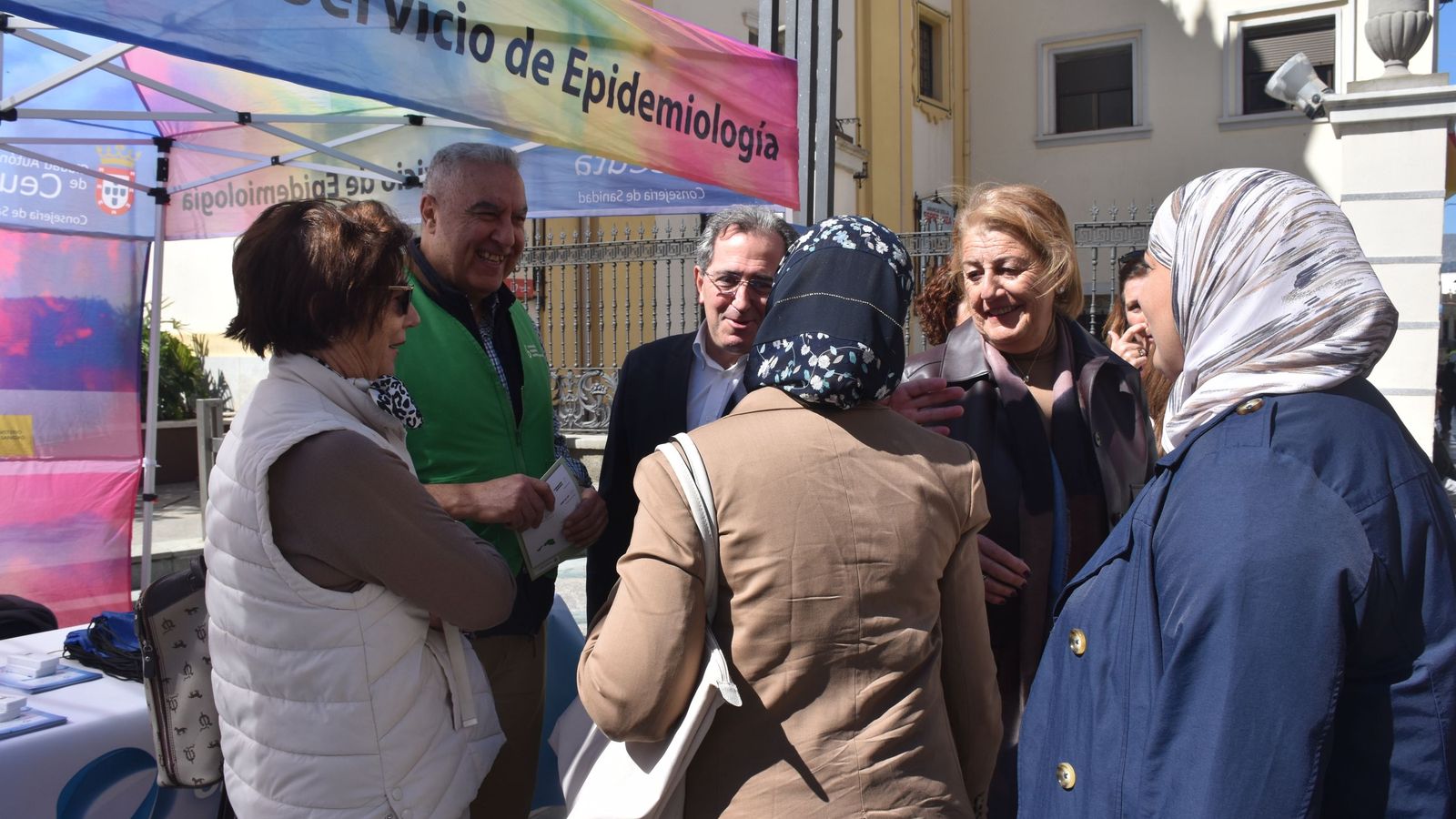 Miembros del Gobierno, del MDyC, de la AECC y de ACMUMA conversan en el stand de la AECC en la Plaza de los Reyes con motivo del Día Mundial del Cáncer de Colon