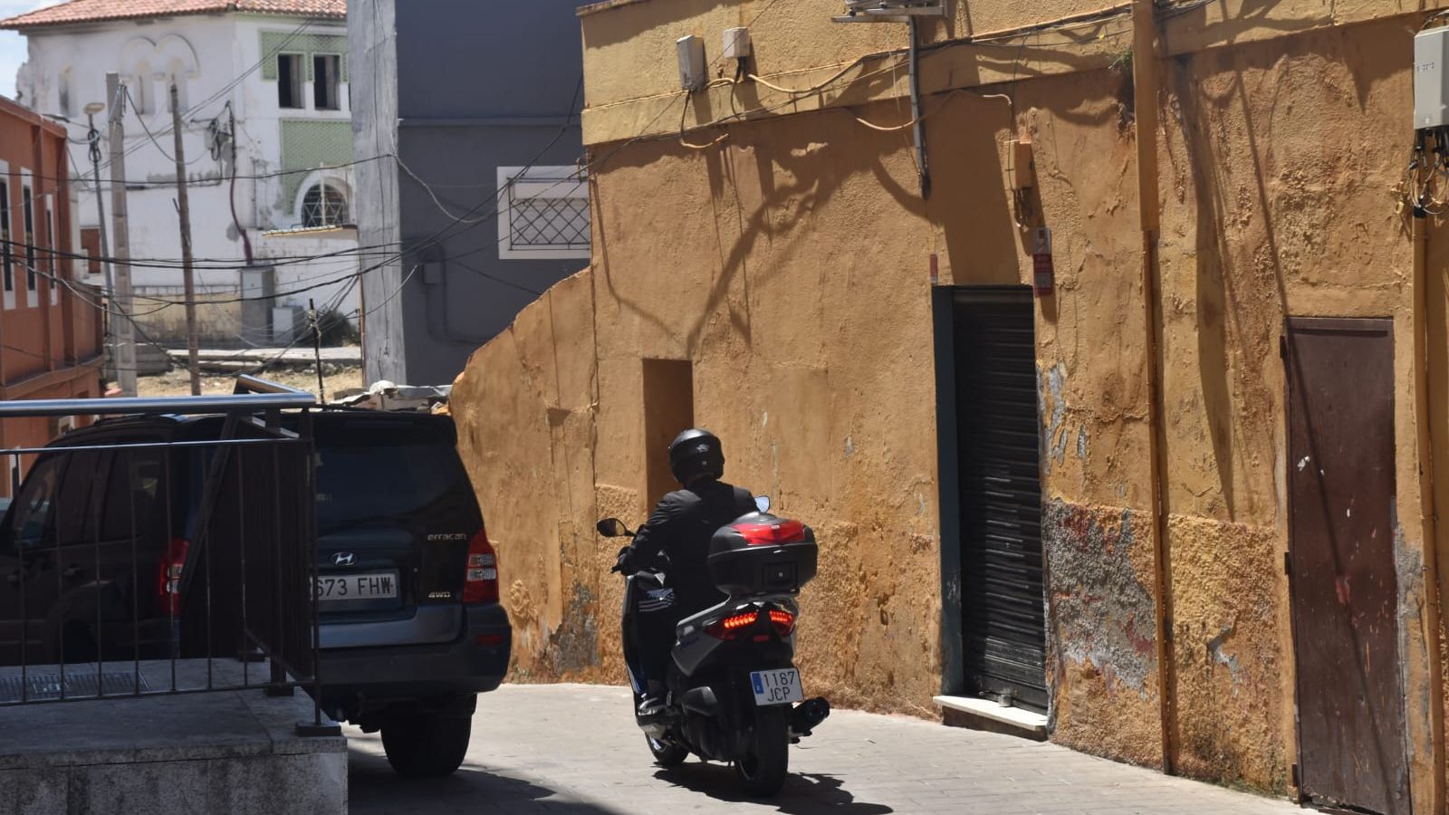 Un motorista en una calle del Poblado Regulares
