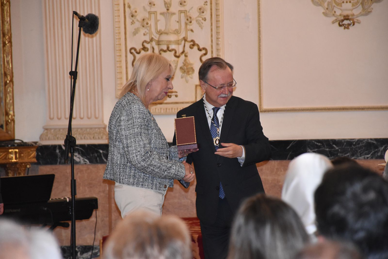 Juan Vivas entrega la Medalla de Plata a una de las nietas del homenajeado. / FOTO NICOL´S