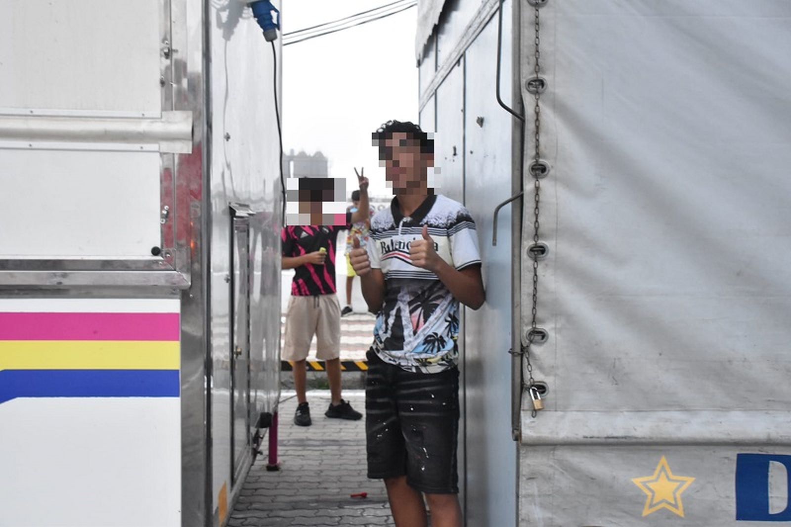 Aimad y Raya, dos amigos de Tetúan que viven en el centro de menores de Piniers, posan entre dos kioskos de la feria. / FOTO NICOL'S