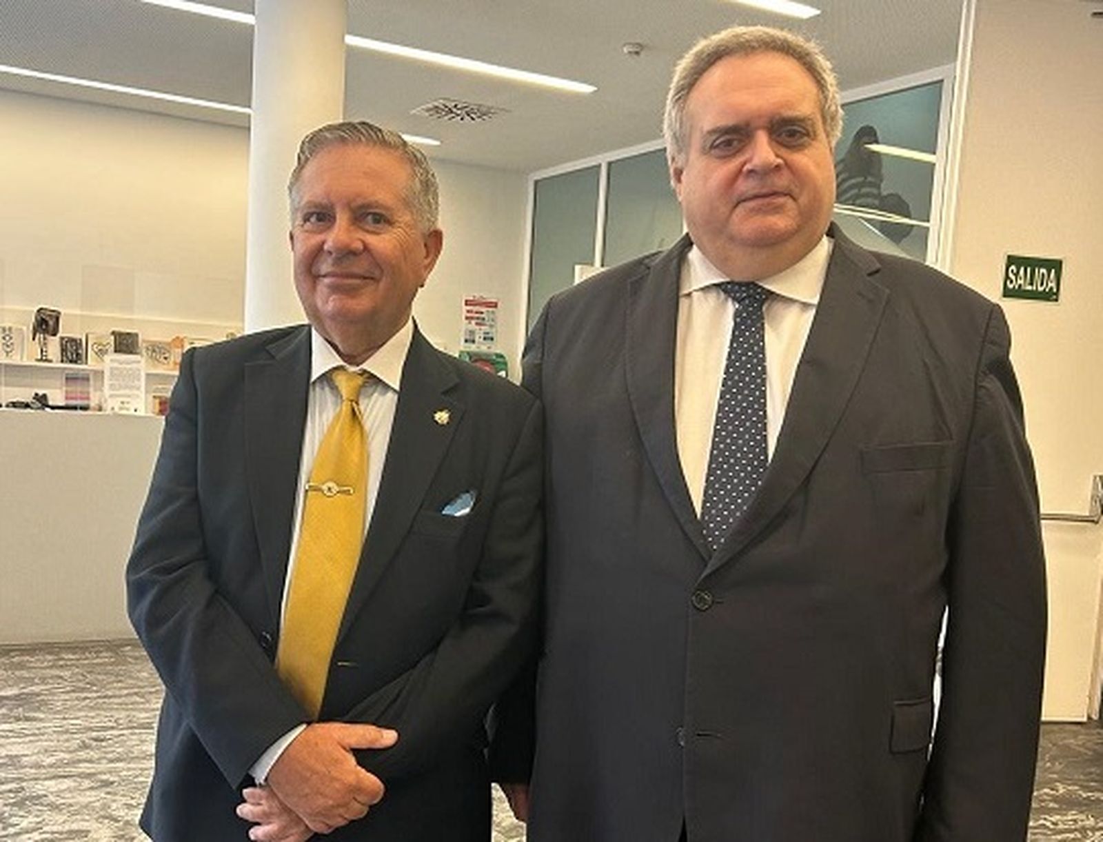 Julián Domínguez posa junto al Gran Maestro Txema Oleaga. / FOTO G.S.