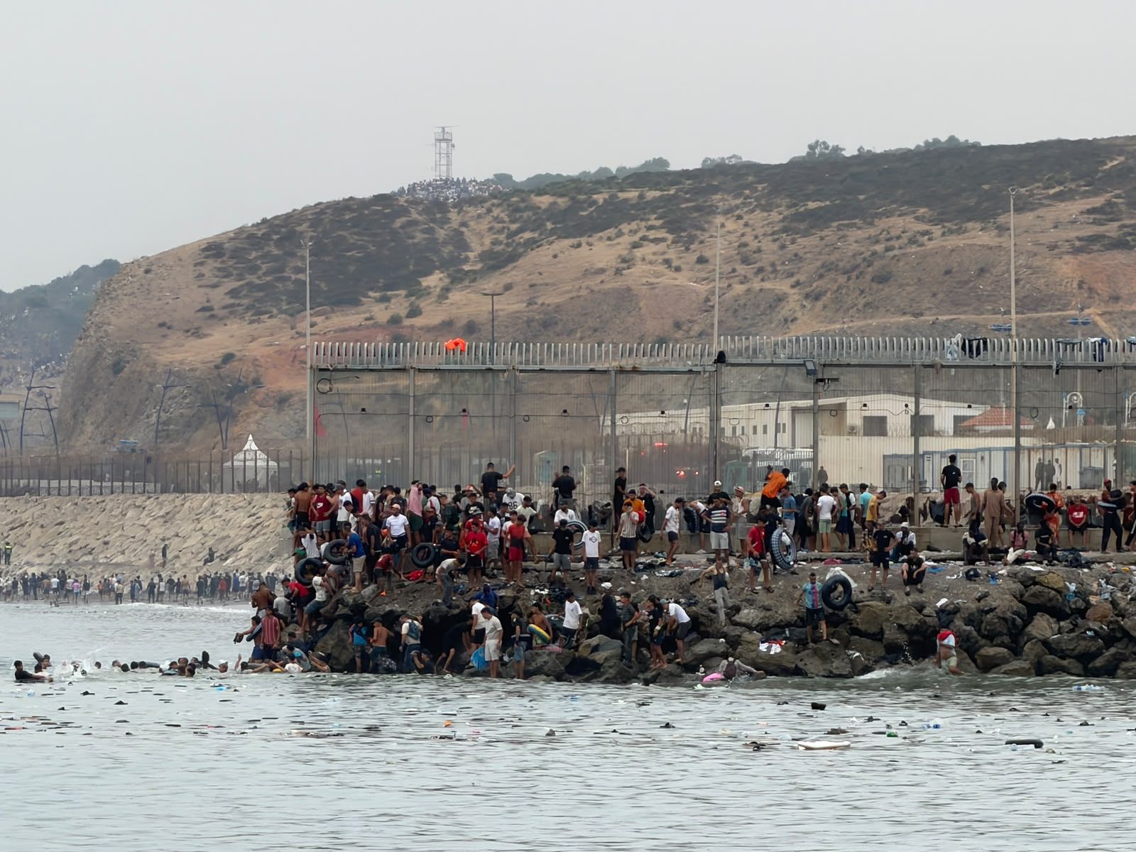El espigón del Tarajal durante los cruces irregulares de personas procedentes de Marruecos.
