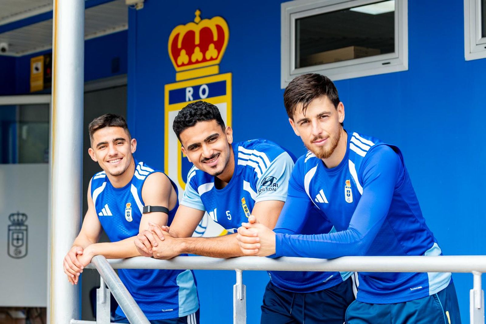 Aisar Ahmed, Youness Lachhab y Alberto Reina, en las instalaciones del Real Oviedo