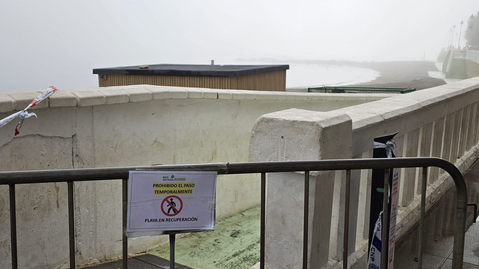 Los accesos a la playa Benítez permanecerán cerrado durante los próximos días