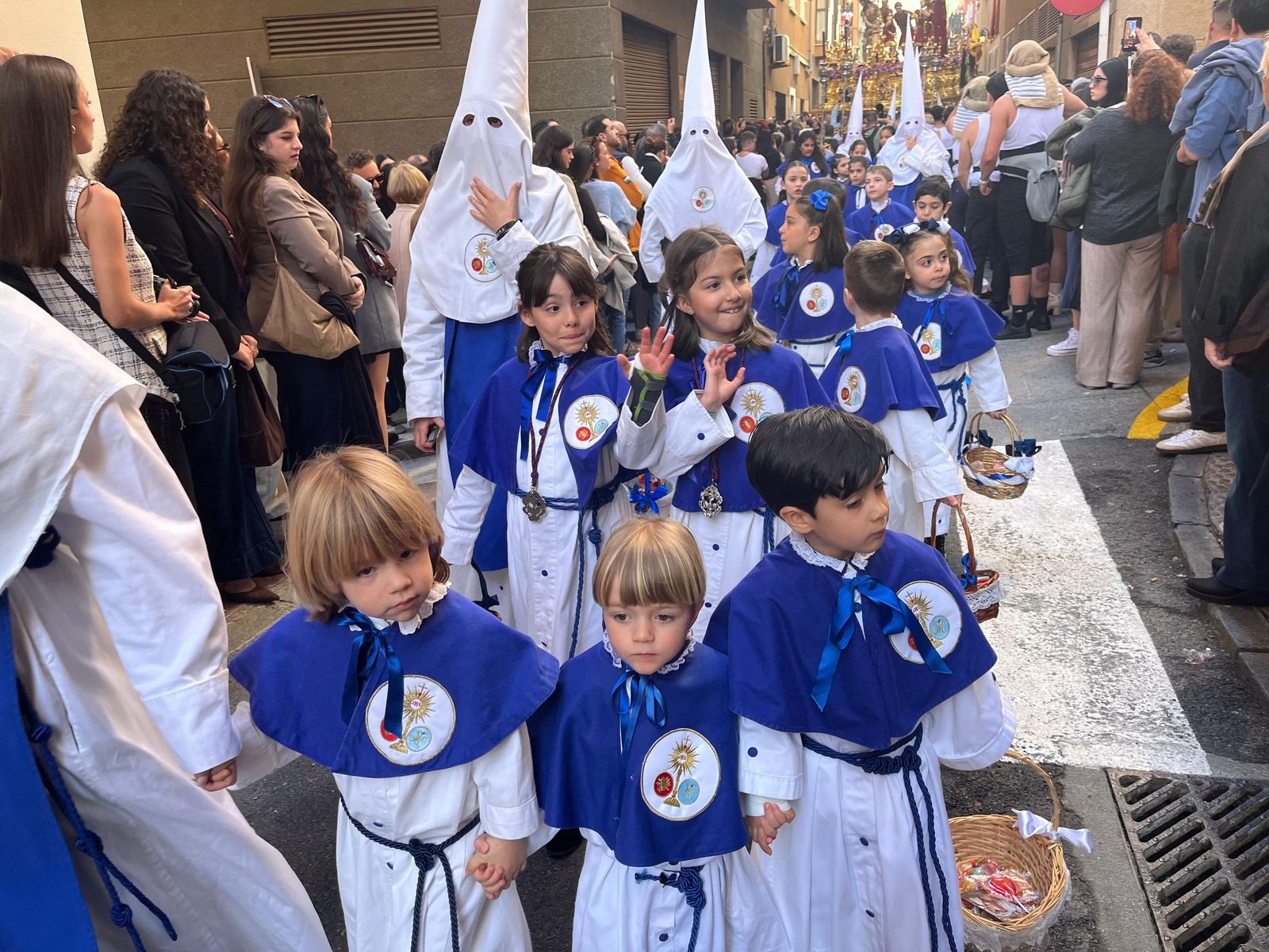 Cuarenta y cinco hombres bajo las trabajaderas y uno "ayudando desde el cielo"
