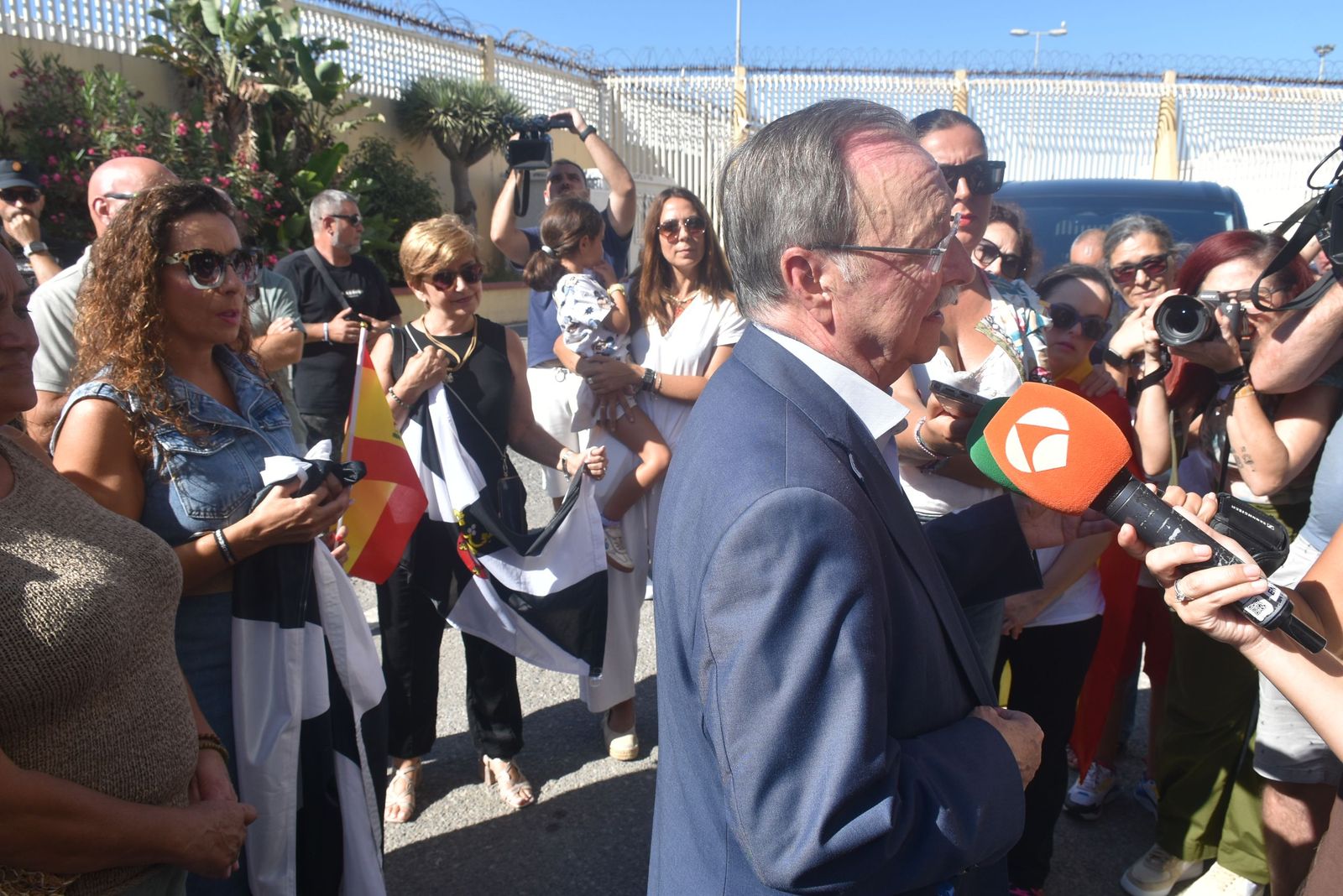 FOTOGALERÍA | Ceutíes reciben a Vivas a su regreso de Madrid