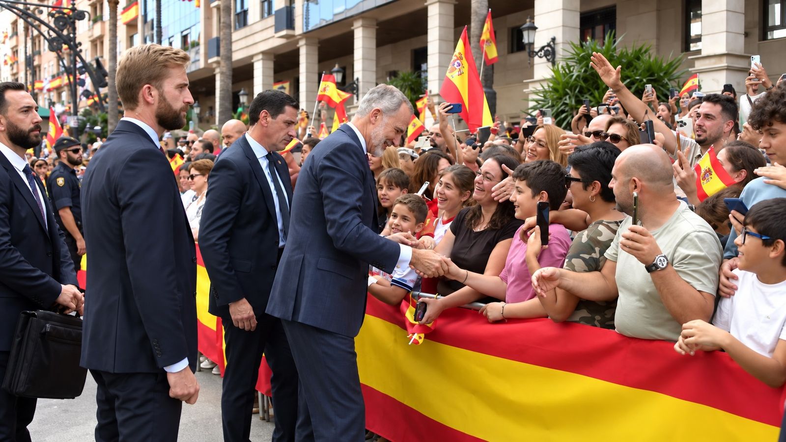 Los Reyes muestran su cercanía a los ceutíes nada más llegar a la ciudad
