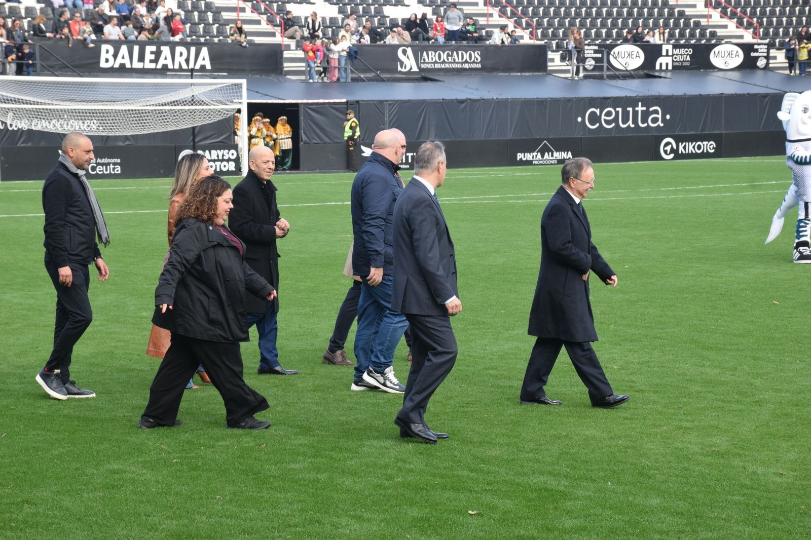 Los Reyes Magos aterrizan en el Alfonso Murube horas antes de la cabalgata
