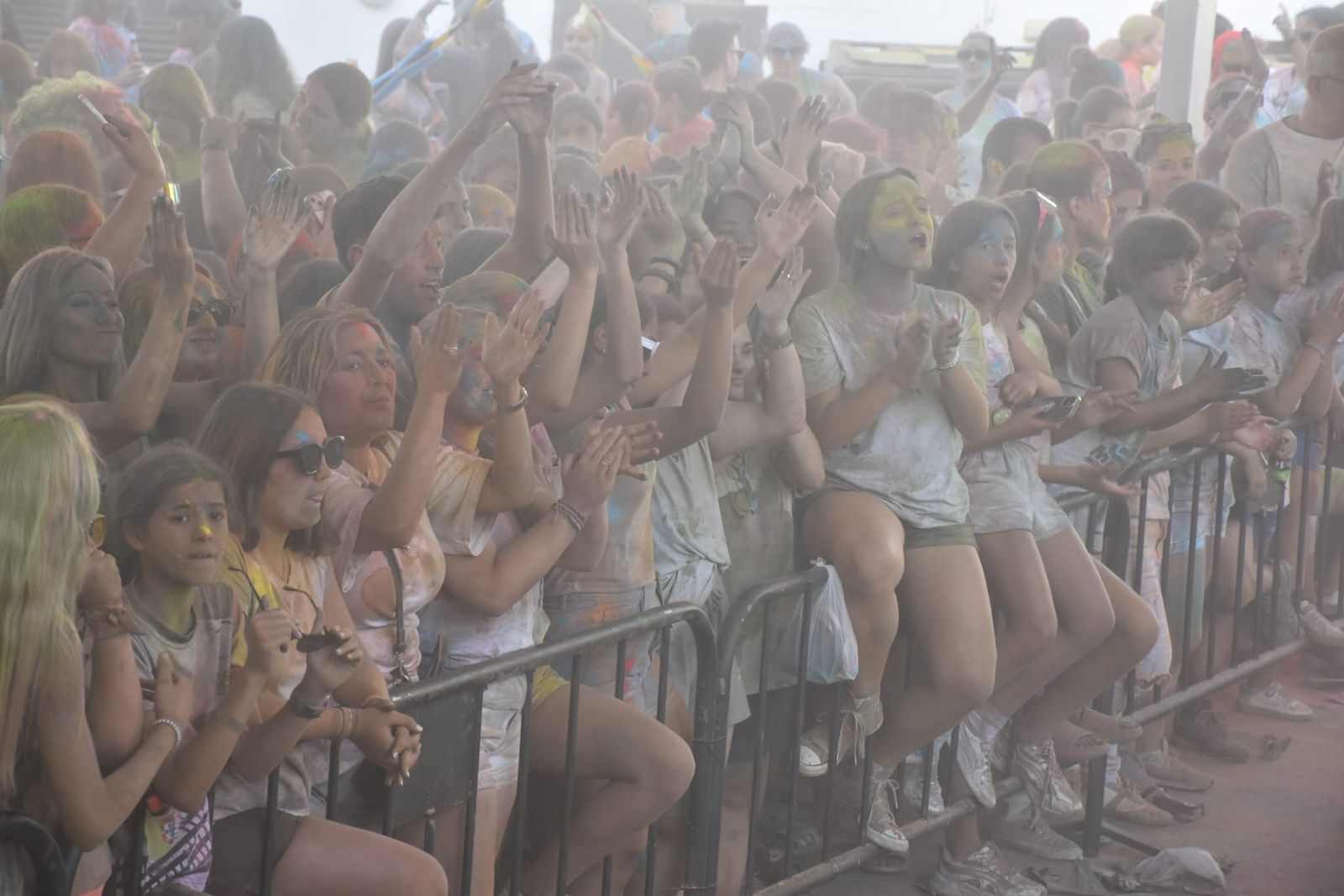 El Holi vuelve a teñir Ceuta de color por la solidaridad y el amor