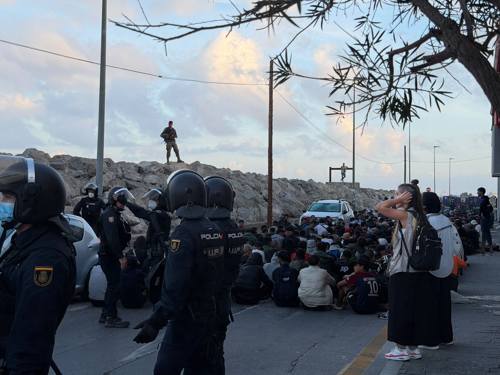 Tenso traslado  de más de  3.000 migrantes de las playas de Ceuta a un nuevo centro temporal