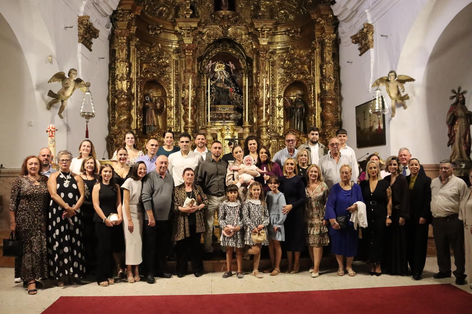 FOTOGALERÍA | Judith e Izan reciben el Sacramento del Bautismo en Nuestra Señora de África