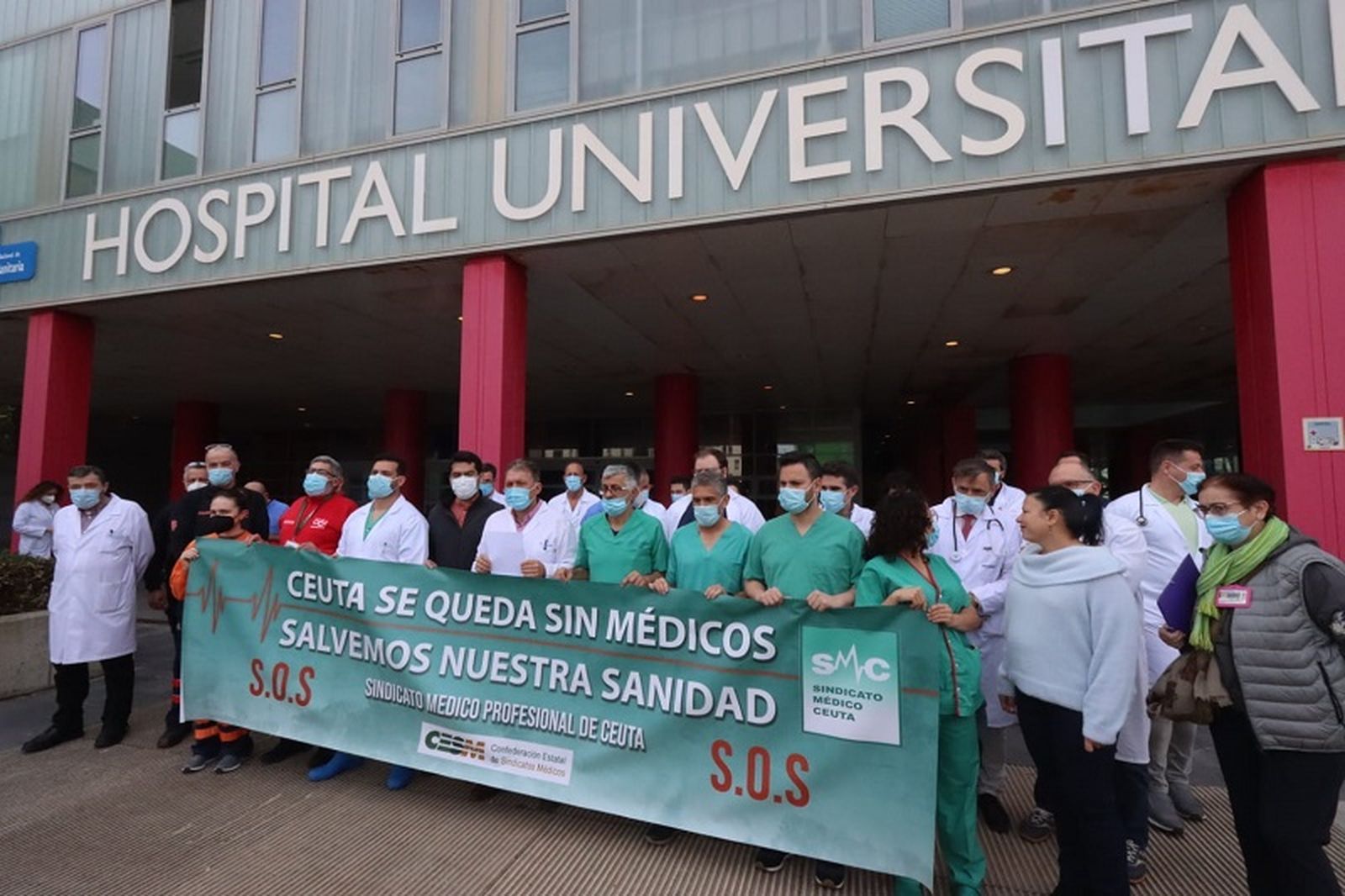 Concentración de médicos a las puertas del Hospital Universitario de Ceuta