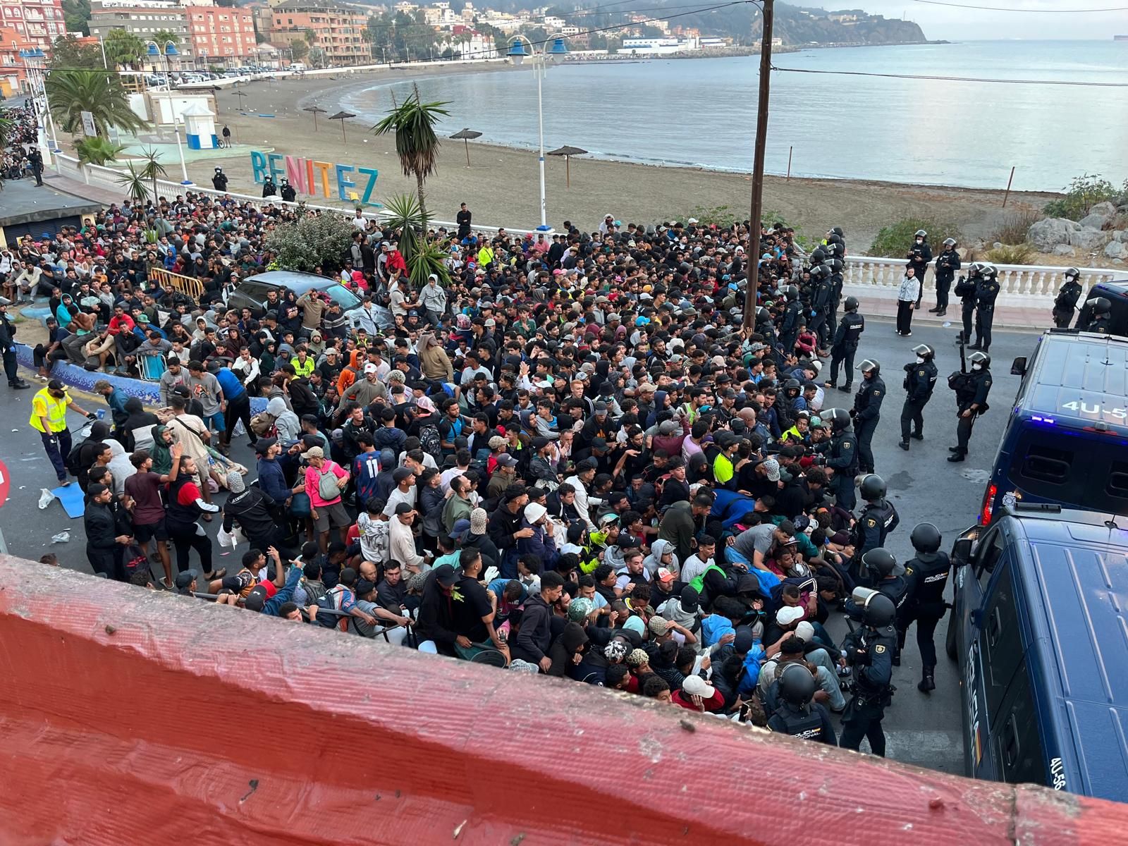 Tenso traslado  de más de  3.000 migrantes de las playas de Ceuta a un nuevo centro temporal