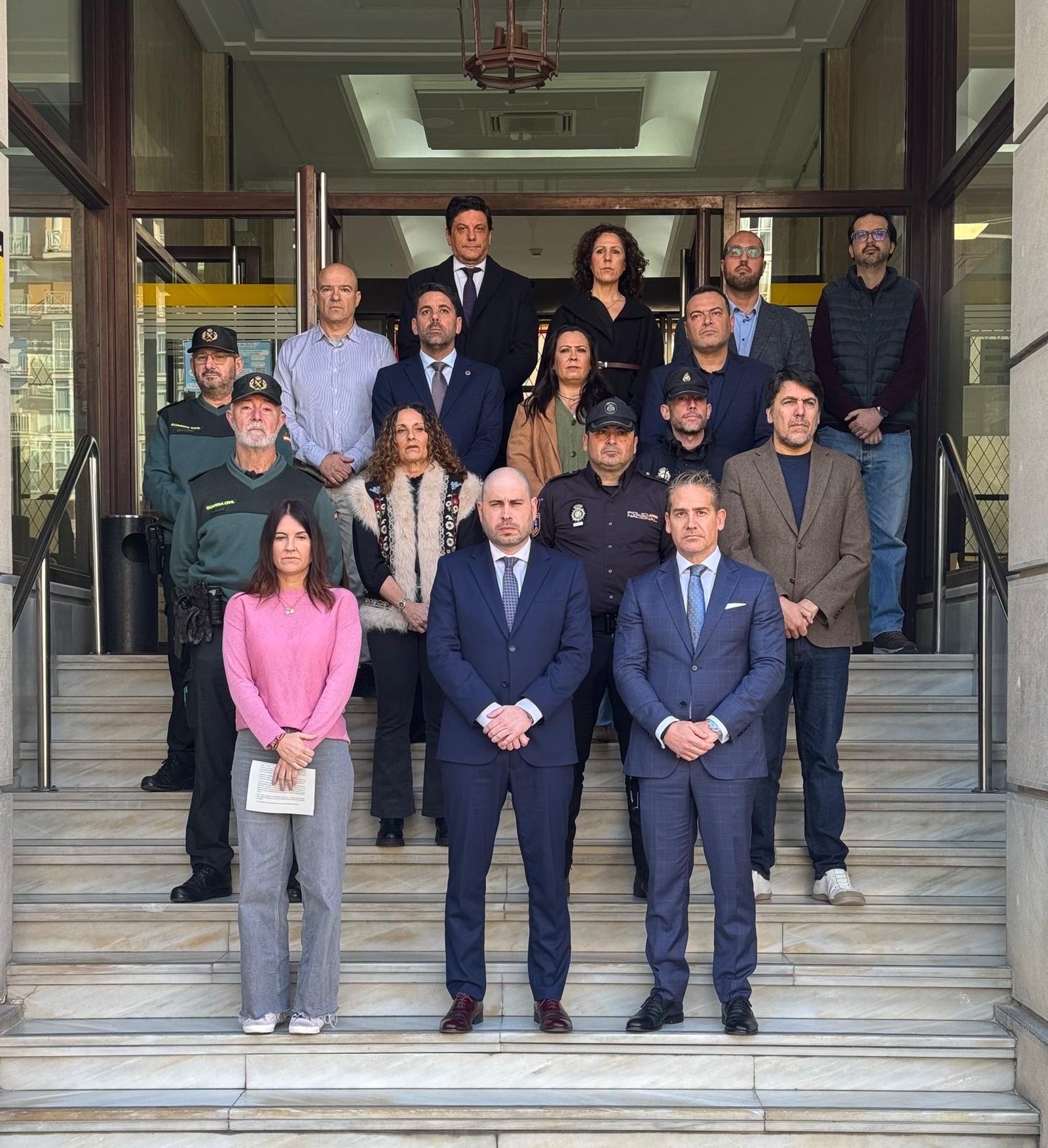 Foto durante el minuto de silencio en la puerta de Delegación.