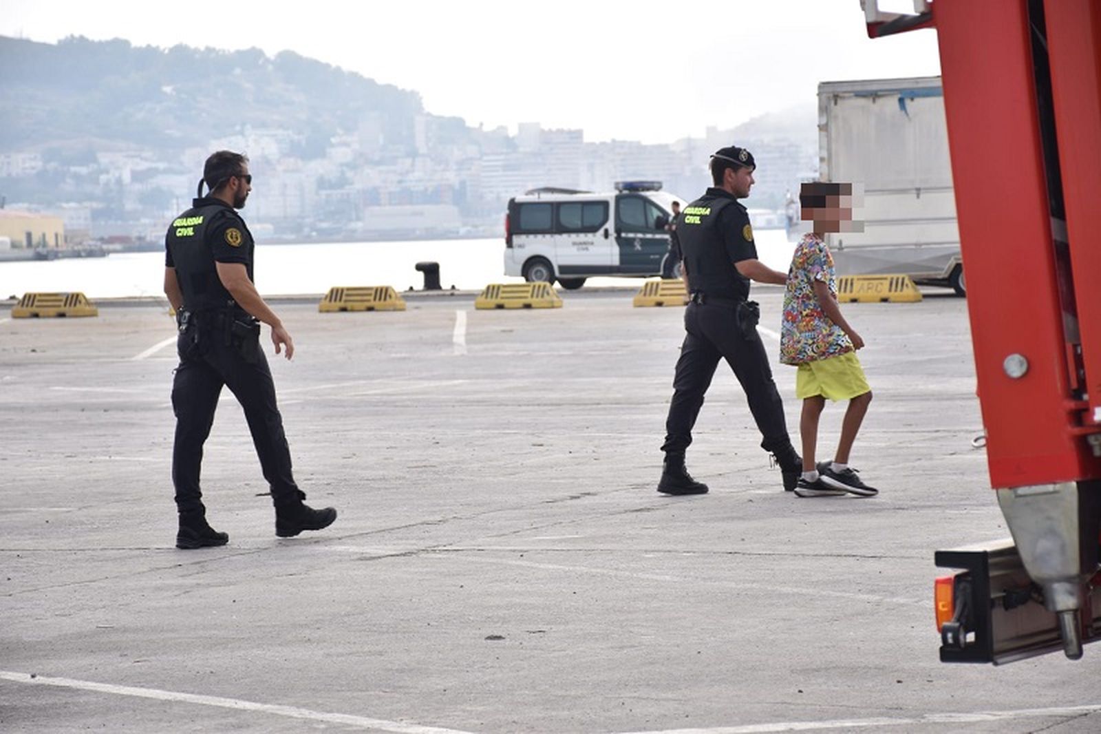Agentes de la Guardia Civil acompañan al niño recién interceptado. / FOTO NICOL’S