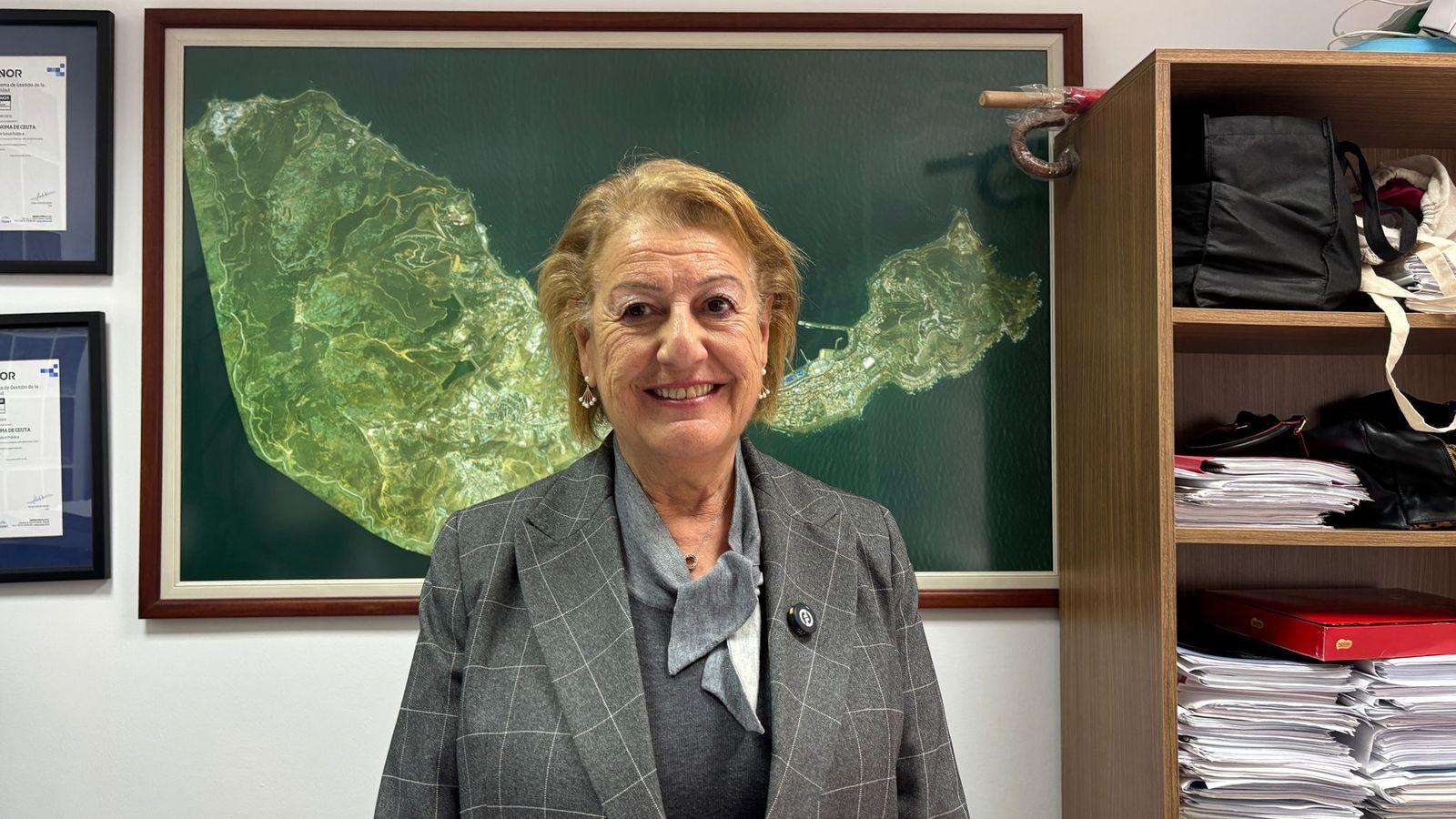 La directora general de Sanidad de Ceuta, Rebeca Benarroch, posa en su despacho, tras una entrevista concedida a El Pueblo