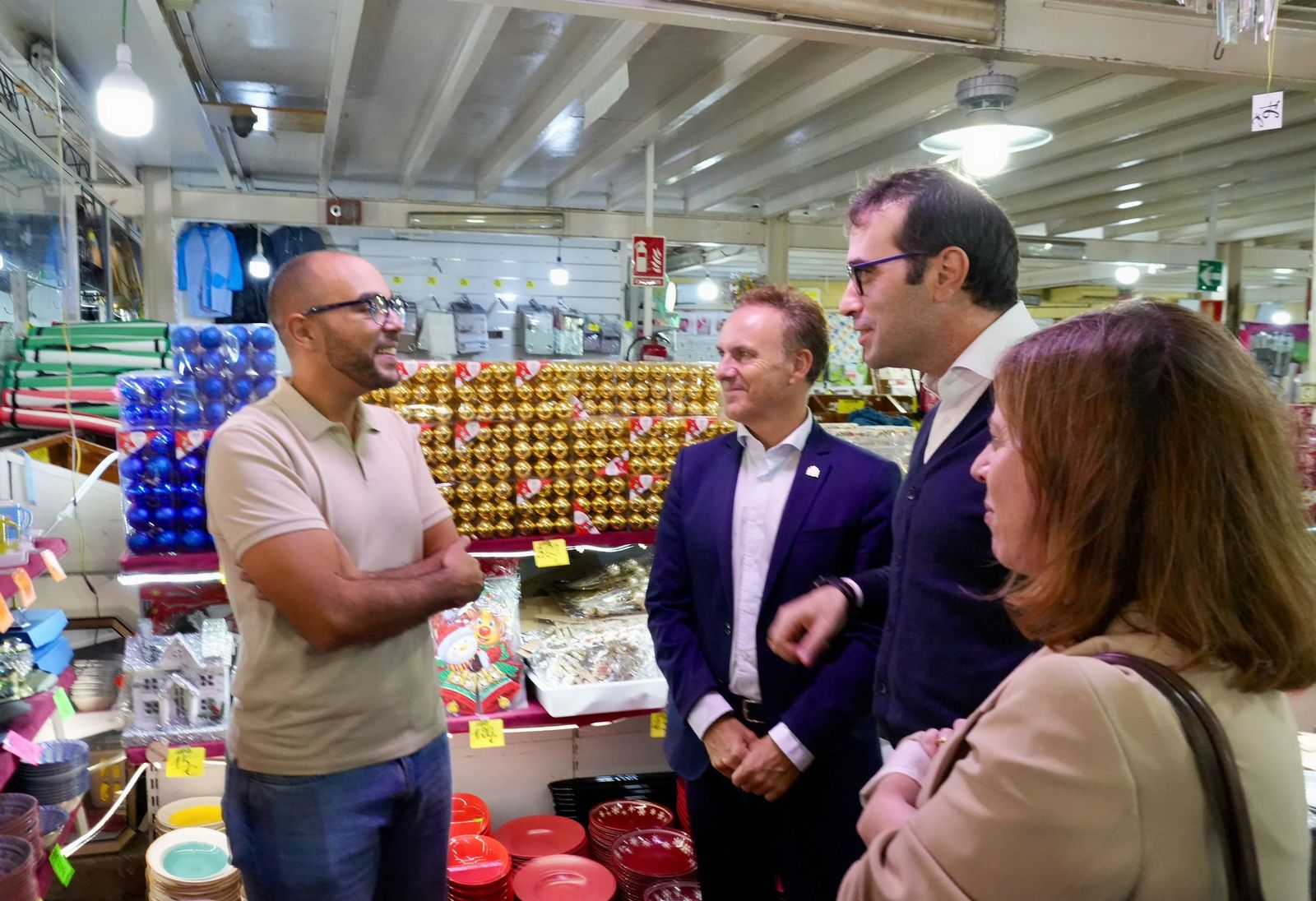 Carlos Cuerpo conoce de primera mano el comercio del Tarajal y los secretos del chocolate Maruja