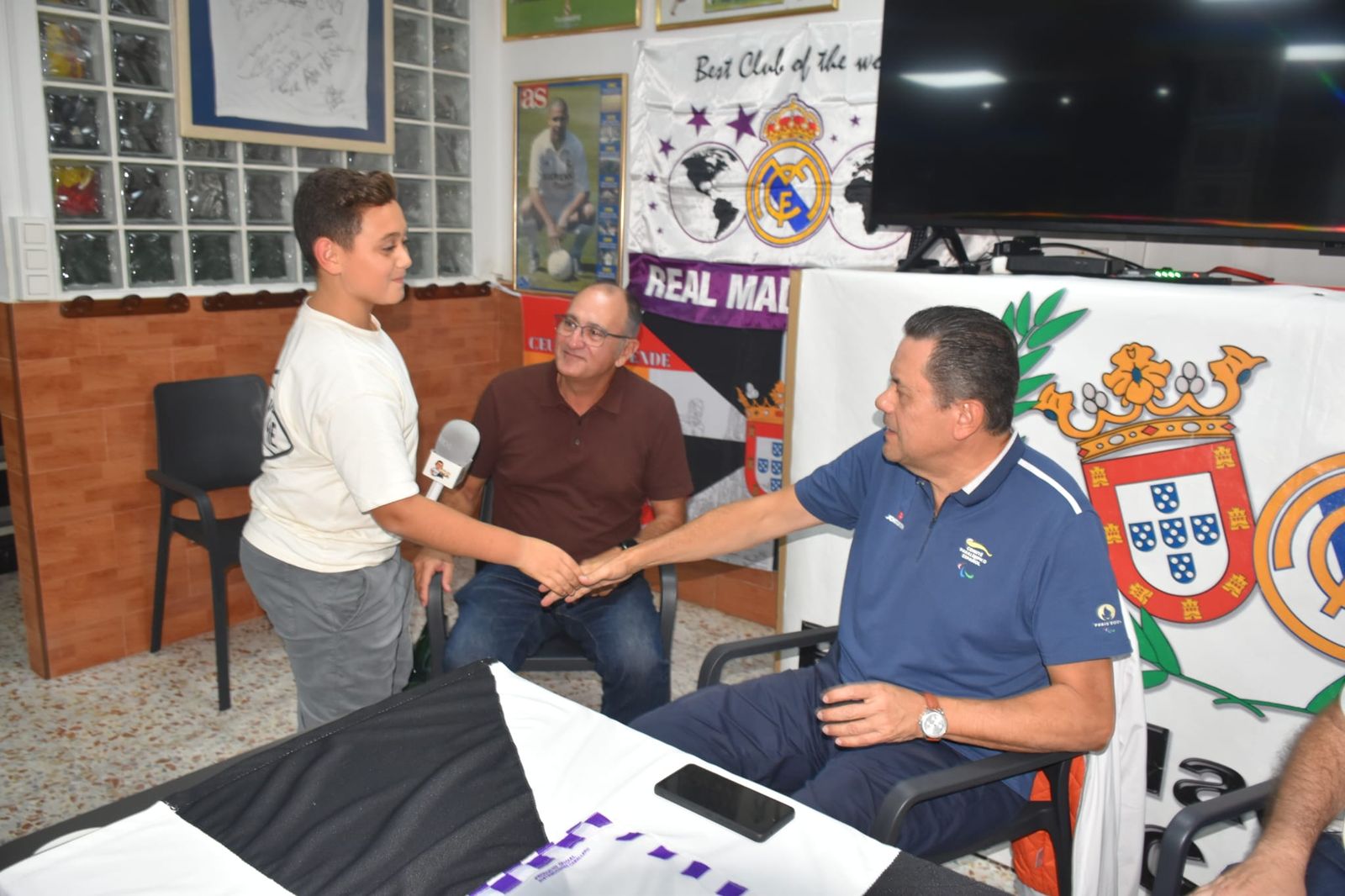Tomás Roncero visita la Peña Madridista de Ceuta