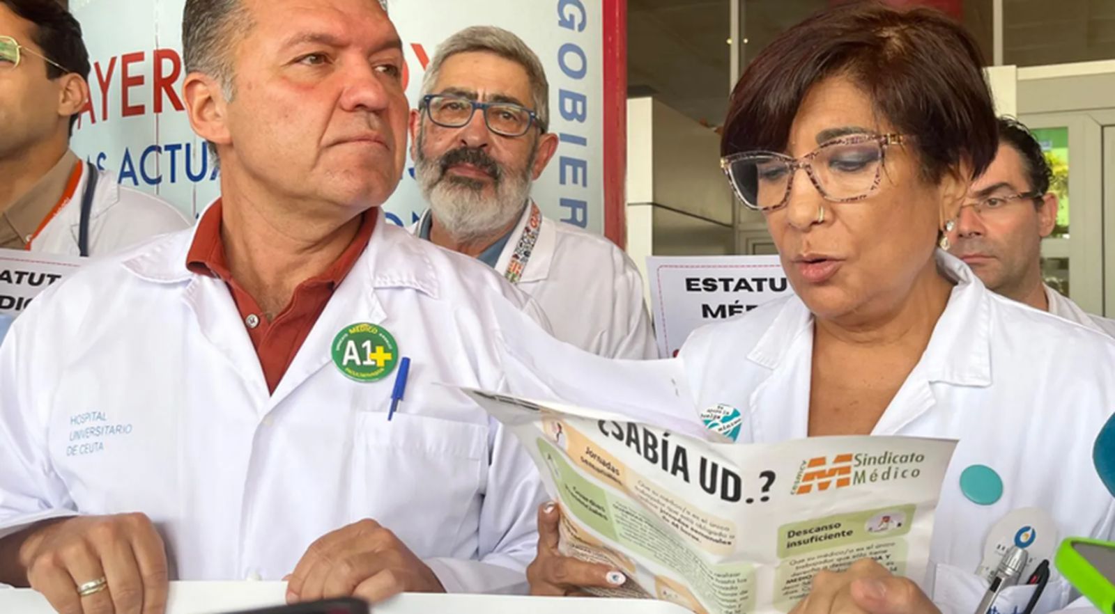 La delegada de MUD, Kumari Nanwani, lee un manifiesto en la concentración celebrada el 3 de octubre junto al presidente del Sindicato Médico, Enrique Roviralta.