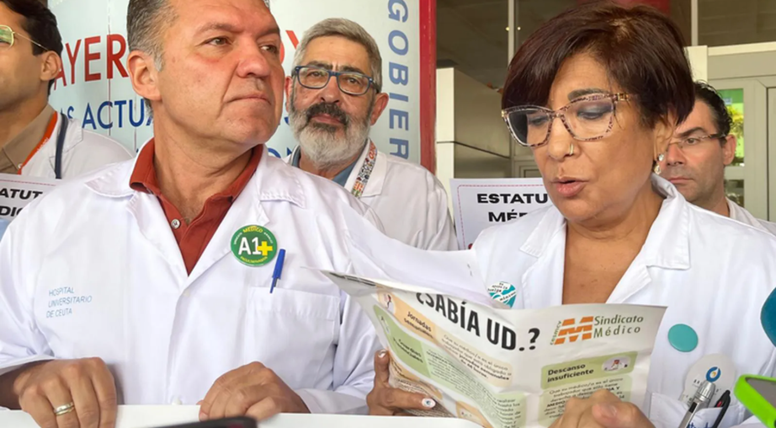 La delegada de MUD, Kumari Nanwani, lee un manifiesto en la concentración celebrada el 3 de octubre junto al presidente del Sindicato Médico, Enrique Roviralta.