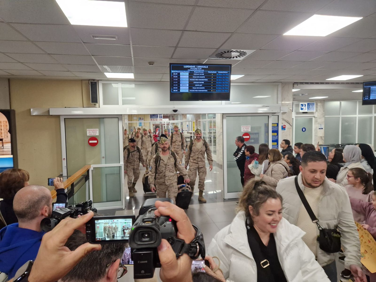 FOTOGALERÍA | De Irak a los brazos de su gente: fotogalería del regreso de la COMGECEU